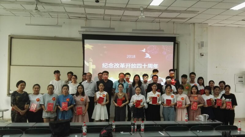图二 获奖选手与评委合影